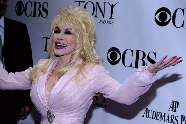 Dolly Parton: "M-am obişnuit să se holbeze bărbaţii la sânii mei"
