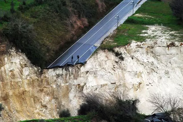 Zeci de români evacuaţi, după alunecările de teren din Calabria