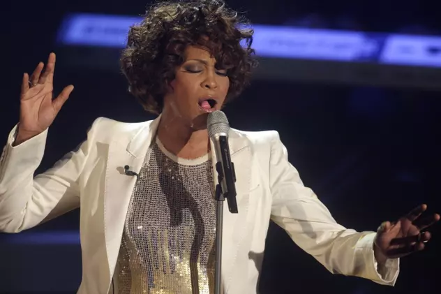 Whitney Houston falsează la concerte din cauza fumatului 