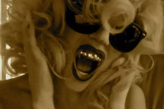 Lady GaGa a primit de la fani dinţi de vampir din aur