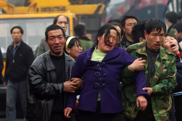 Peste 100 de chinezi prinşi într-o mină, salvaţi după opt zile