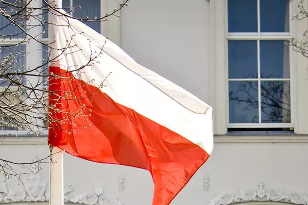 Polonezii îndoliaţi invadează magazinele de drapele