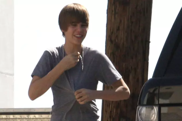 Justin Bieber îşi poate conduce Range Rover-ul primit cadou: are permis