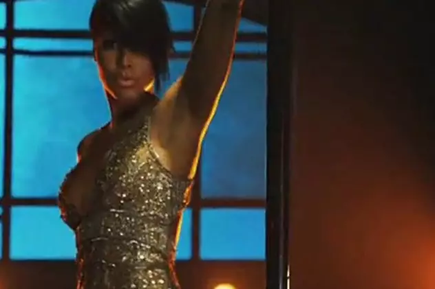 Video / Toni Braxton dansează provocator la bară