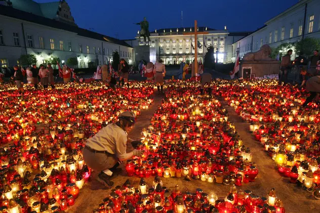 Polonia a marcat tragedia aviatică prin sunete de sirene şi clopote