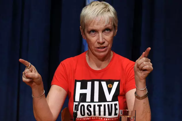 Annie Lennox explică de ce poartă un tricou pe care scrie 'HIV Positive' 