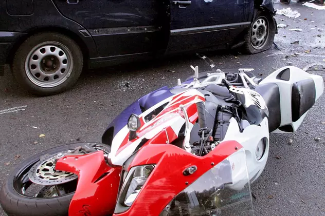 Un motociclist a murit după ce a intrat în maşina unor nuntaşi 