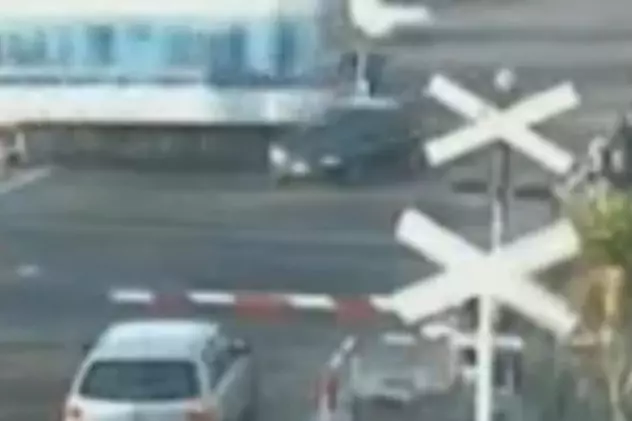 Video | A scăpat cu viaţă după ce maşina i-a fost lovită de tren 