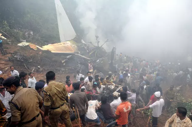 Foto | 158 de morţi după ce un avion s-a prăbuşit în India