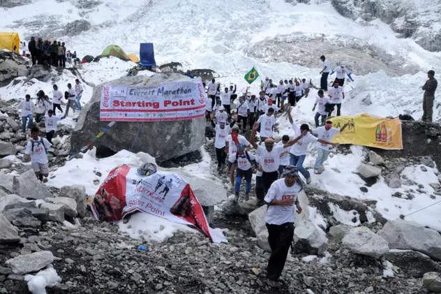 Foto | Peste 100 de atleţi au participat la maratonul de pe Everest! 