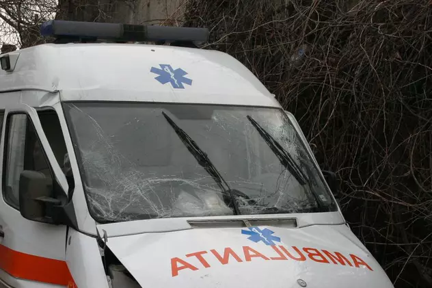 Patru constănţeni au fost răniţi după ce o ambulanţă a fost lovită de un autoturism