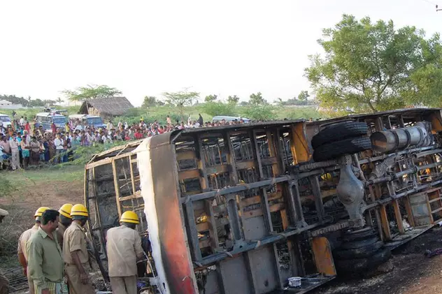 Un camion supraîncărcat s-a prăbuşit într-o prăpastie: 37 morţi şi 25 răniţi