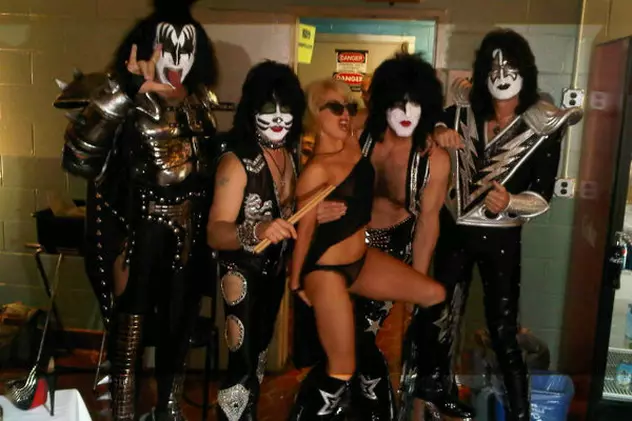 Lady GaGa a "furat" cizmele băieţilor de la Kiss