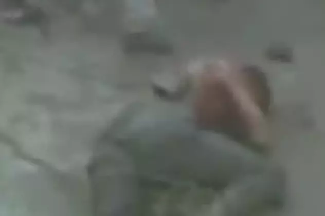 Video | Terifiant! Doi bărbaţi au fost ucişi cu pietre în Pakistan 