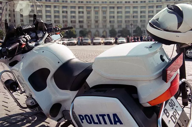 Un poliţist pe motocicletă a sfârşit o misiune într-o maşină de la salubritate