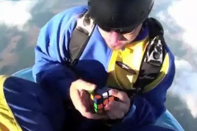 Video | A rezolvat un cub Rubik într-o barcă, în cadere libera de la 4.000 de metri