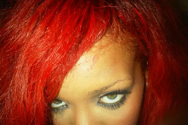 Rihanna s-a ars cu placa de întins părul