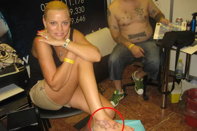 Mariana Roşca şi-a tatuat o floare pe picior 