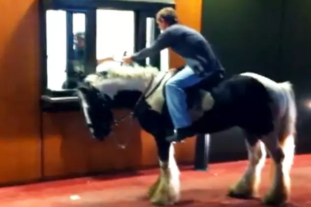 Video | Cu calul la McDonald's drive-thru sau... ride-thru?