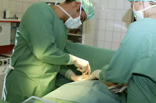 Premieră medicală: O inimă artificială permanentă a fost implantată unui adolescent