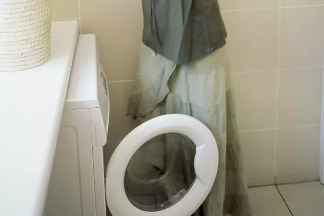 O româncă din Italia a născut o fetiţă şi a ascuns-o în maşina de spălat 