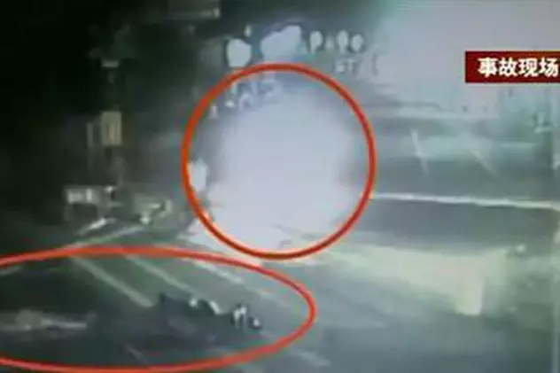 Video şocant | L-a călcat trenul pentru că nimeni nu i-a dat o mână de ajutor