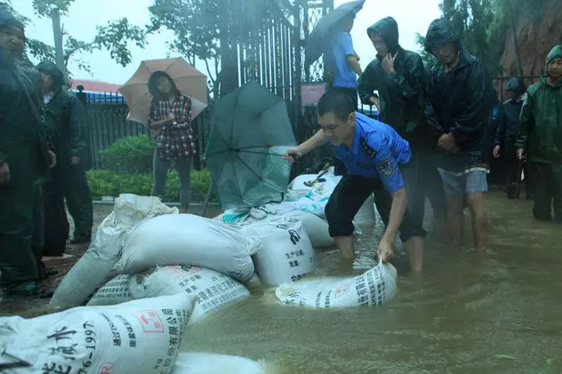 Peste 270.000 de persoane evacuate în China din cauza taifunului Megi