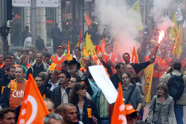 Aşa da protest! 380.000 de francezi au manifestat azi împotriva legii pensiilor