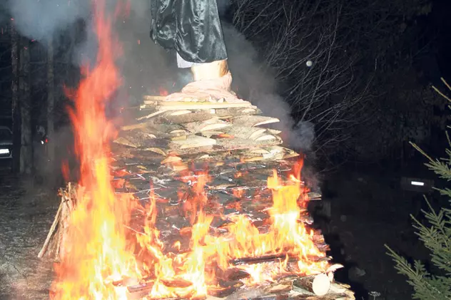 Ca să scape de ghinion, superstiţioşii din Bistriţa le-au dat foc vrăjitoarelor!