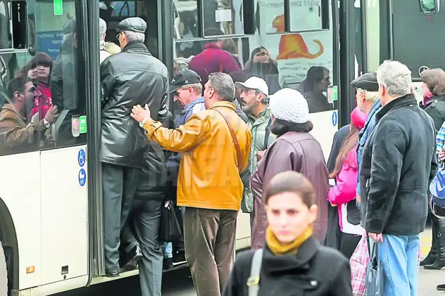 Două bătrâne buzunăreau călătorii în autobuzul 104