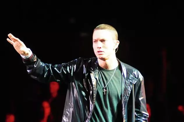 Eminem: "Nu pot avea întâlniri cu femei din cauza celebrităţii mele"