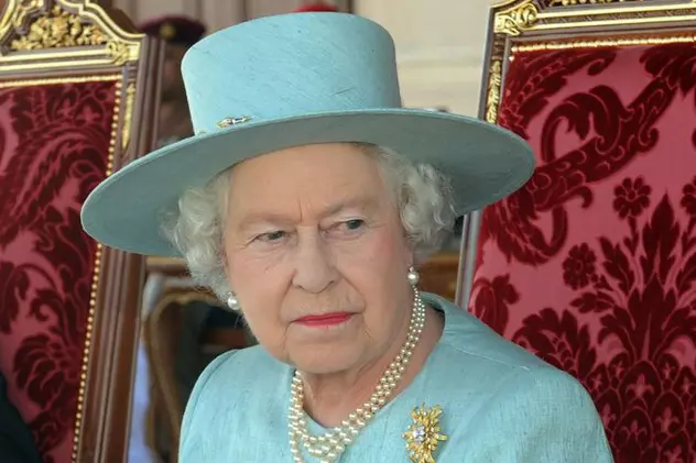 Chiloţii uitaţi de regina Elizabeth a II-a într-un avion au fost scoşi la licitaţie