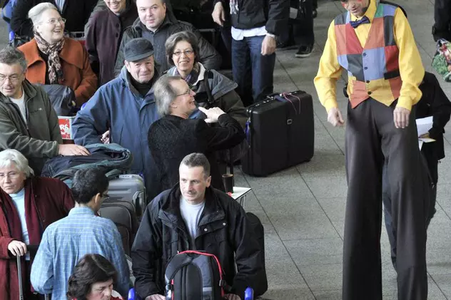 Clovni în aeroportul din Frankfurt pentru a uşura aşteptarea pasagerilor