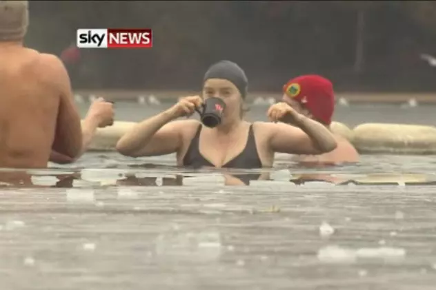 Video | De Crăciun, zeci de londonezi au intrat în apa îngheţată din parcul Hyde