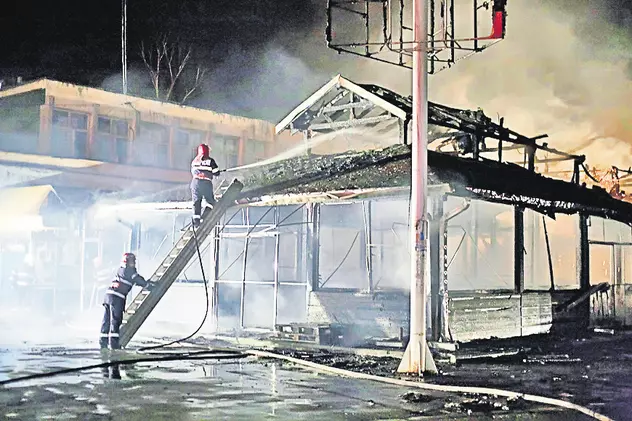 Incendiu de proporţii în Buzău, din cauza unei petarde