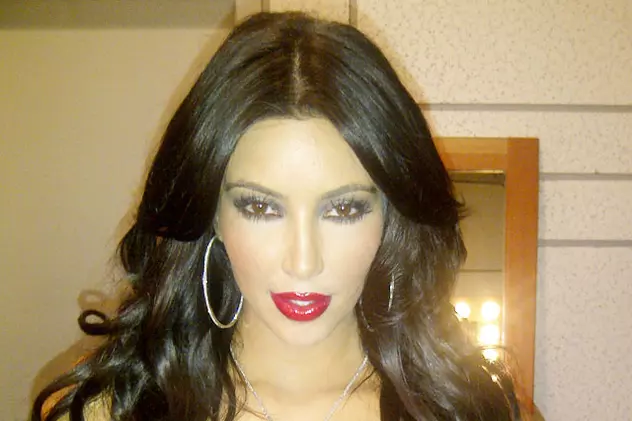 Kim Kardashian, super-sexy în costum de baie