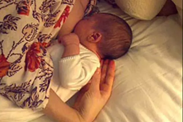 Miranda Kerr îşi alăptează bebeluşul