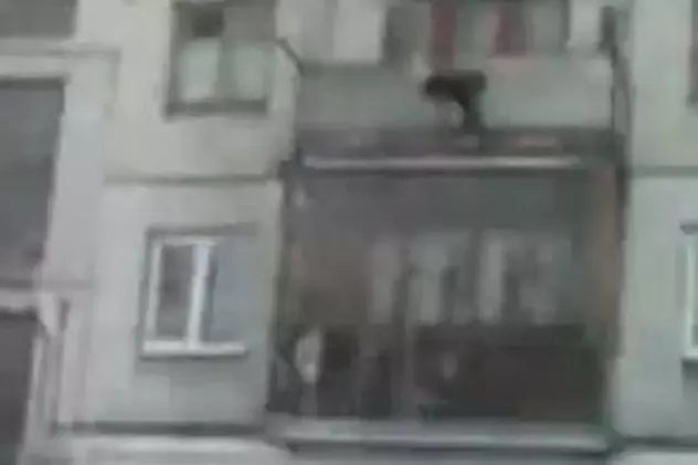 Video | Un rus a căzut de la etajul al 4-lea şi mai vroia o dată