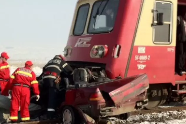 Un autoturism a fost lovit de tren în Bistriţa