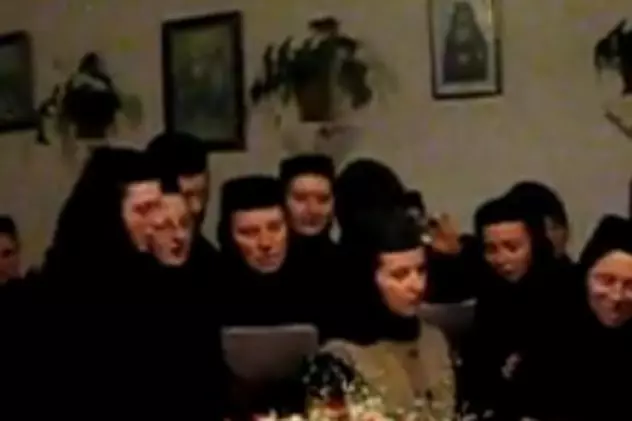 Video | Măicuţele de la Mănăstirea Petru Vodă îi cantă părintelui Justin Pîrvu "Sfântă tinereţe legionară"