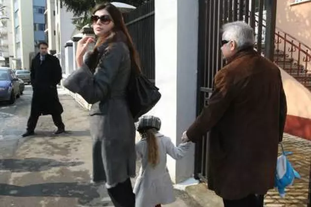 Foto exclusiv| Monica şi Irinel Columbeanu au mers să o ia pe micuţa Irina de la grădiniţă