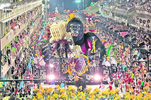 Explozie de culoare, veselie şi lumini la celebrul festival de la Rio de Janeiro / Fugiți, trece gorila King Kong!