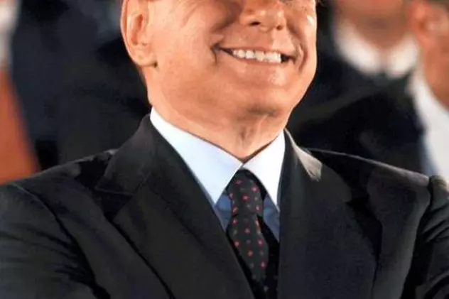 Berlusconi: "Îmi fugăream secretara pentru a face sex cu ea pe masă" 