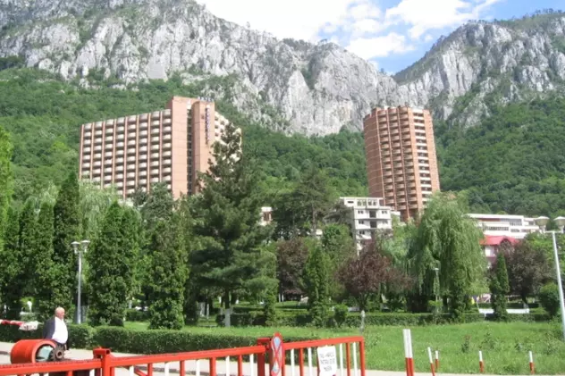 statiunera Băile Herculane.