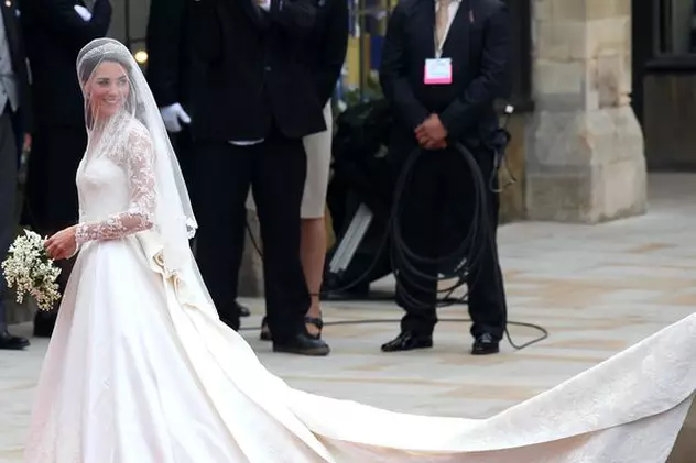 Foto | Wow! Ce rochie de mireasă spectaculoasă poartă Kate Middleton!