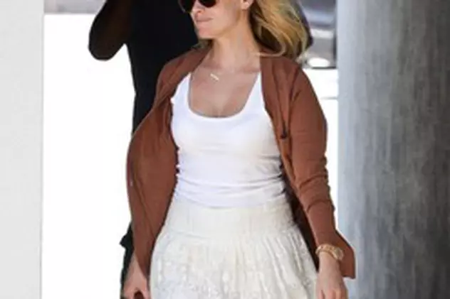 Foto | Actriţa Reese Witherspoon arată bine, chiar şi cu piciorul în gips