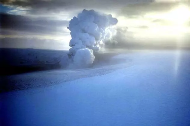 Un vulcan islandez a erupt. Din nou haos în traficul aerian?