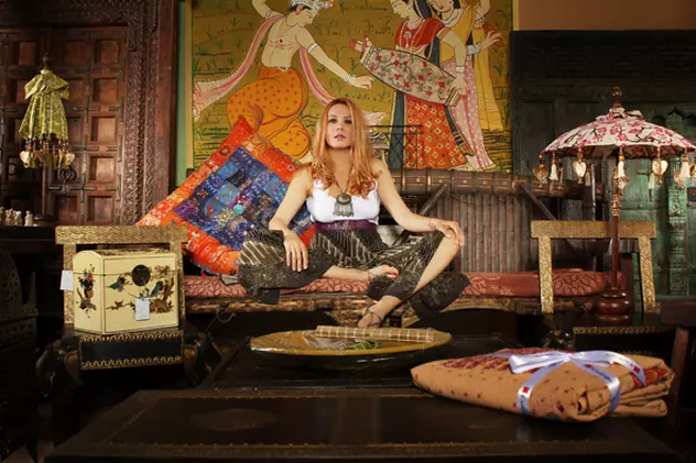 Dana Săvuica vinde pe internet obiecte de artă orientală