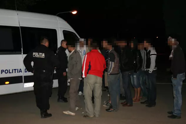 Un şofer român, prins cu 21 de imigranţi într-un camion! Bărbatul, bănuit de trafic de persoane!