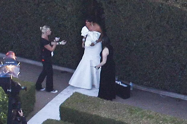Foto | Câte rochii albe la nunta lui Kim Kardashian! Recunoașteți mireasa?